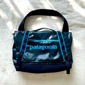 Patagonia Black Hole Mini Messenger 12L Bag 49321